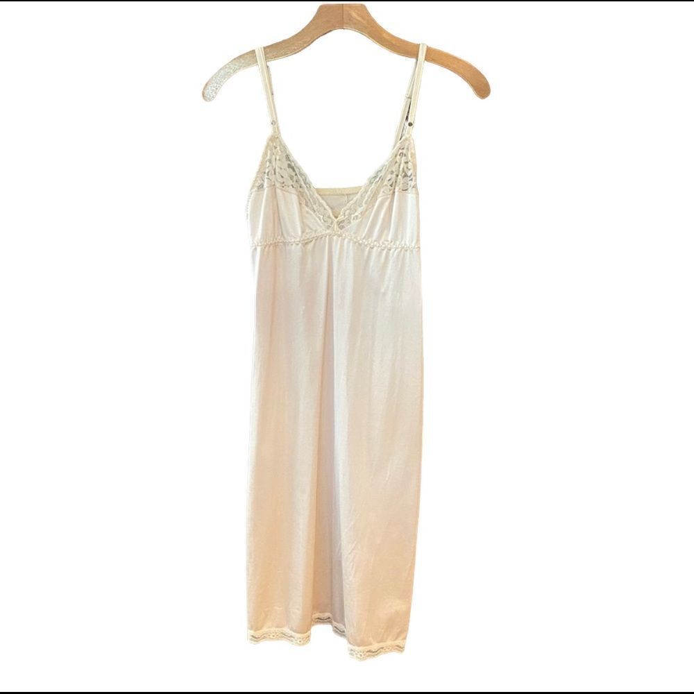 Sears Sz 34 Beige Vintage The Doesn’t Slip Nylon Anti-Cling Dress Adj Strap Slip